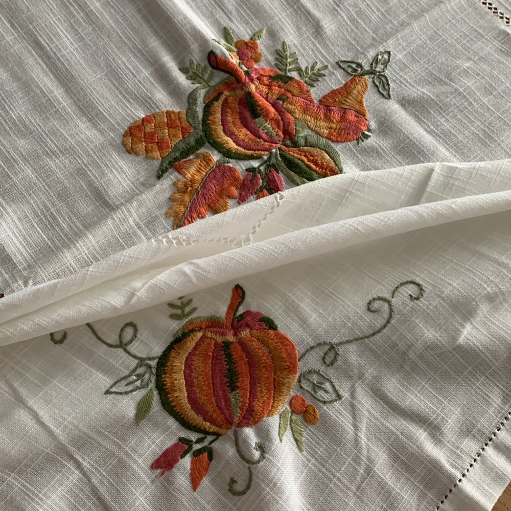 ✨ Beautiful Embroidered Table Linen - Picture 12 of 15